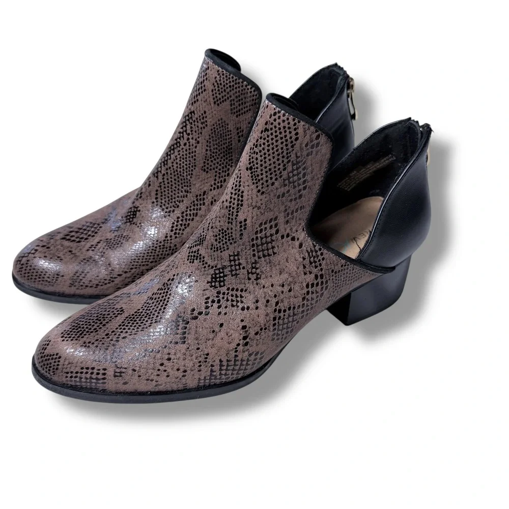 Andrew Geller Friona Booties Size 8M Snakeskin Print Block Heel Ankle Boots